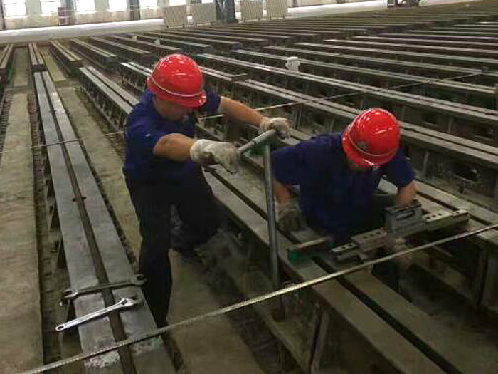 <strong>地軌</strong>、<strong>地槽鐵</strong>、T型槽<strong>地軌</strong>